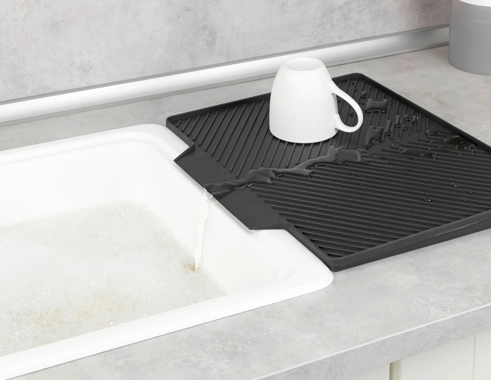 Egouttoir vaisselle cuisine noir Nelia avec tapis egouttoir  Surface inclinée pour un écoulement optimal de l'eau