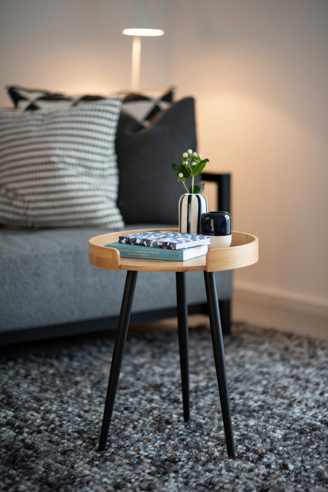 Petite table basse ronde, table d'appoint bout de canapé bois, pied métal noir,   en bambou et métal