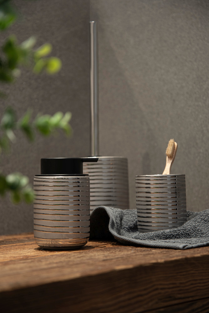 Castellocasa - Une poubelle et une brosse de WC avec support pour bien  équiper votre salle de bain 💦 #Nouvelle_collection #Art_de_la_maison  #Vente_en_ligne #livraison_à_domicile 📦 🚛